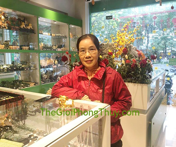 Cô Hương - Khách mua Vua heo vàng ôm gậy như ý vàng đế thuỷ tinh - Phú Túc FLN038