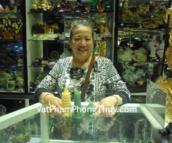 Cô Chỉ - khách hàng mua trụ ngọc đông linh H052-1-1577 và hồ lô đá HM108