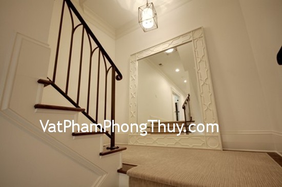 Tối kị đặt gương đối diện cầu thang