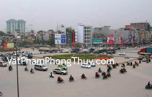 Nhà đối diện bùng binh tốt hay xấu ?