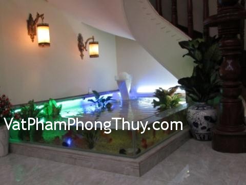 Không nên đạt bể cá dưới chân cầu thang