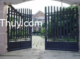 Cổng cần cân đối với kích thước của nhà chính
