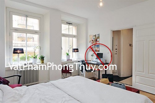 Kiêng đặt tivi, máy tính gần cửa phòng ngủ