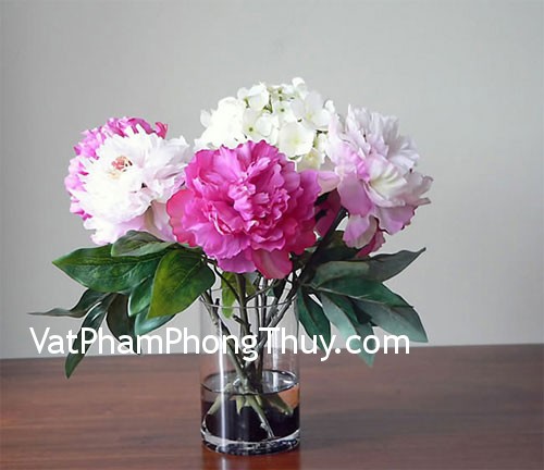 Nên hạn chế bày hoa giả trong nhà