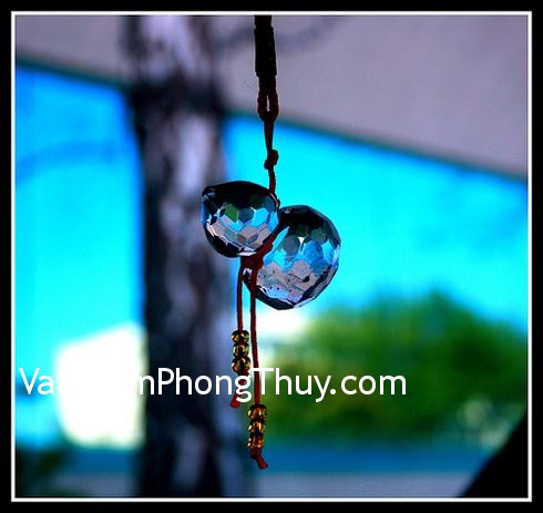 Treo quả cầu hóa giải cho cửa hai nhà đối diện