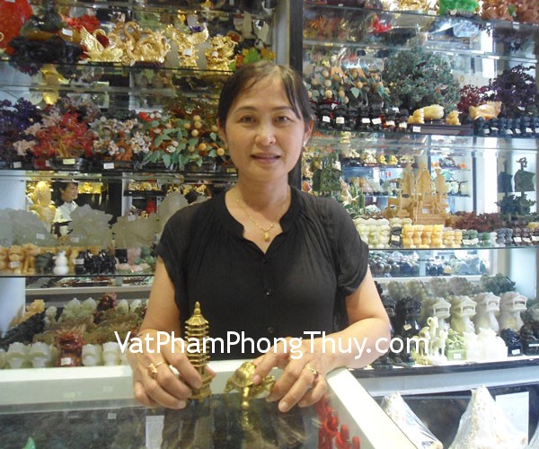 Chị Tuyết - khách hàng mua rùa đồng D129 và tháp văn xương D111