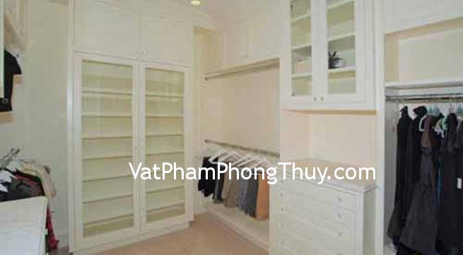 Treo quần áo sau cửa phòng ngủ không tốt theo phong thủy