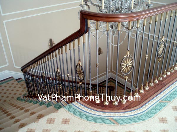 Cầu thang không nên chạy thẳng ra cửa