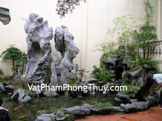 Phong thủy bố trí hồ nước và hòn non bộ trong nhà