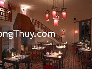 Cửa nhà hướng xuống cầu thang gây hao tài
