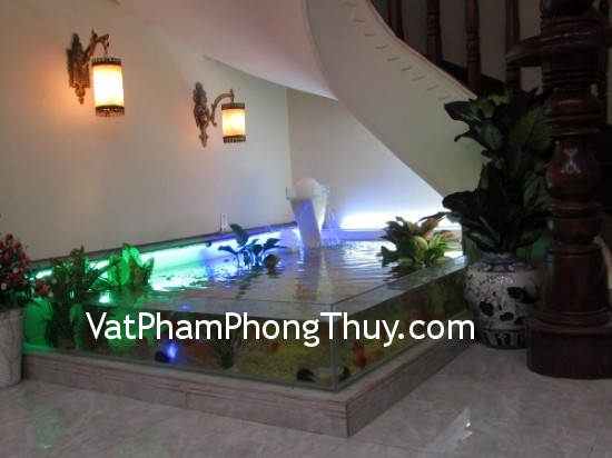 Có nên bố trí bể cá dưới gầm cầu thang