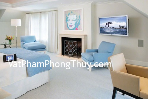 Không nên đặt ti vi, máy tính gần cửa phòng ngủ