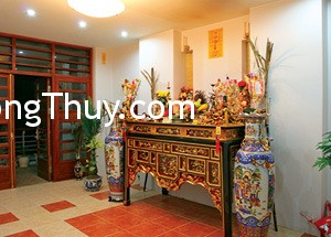 Cách hóa giải bàn thờ bị xà nhà đè
