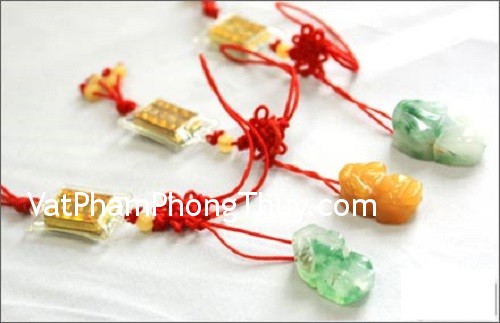 Mang vật phẩm phong thủy theo người sẽ được may mắn ?