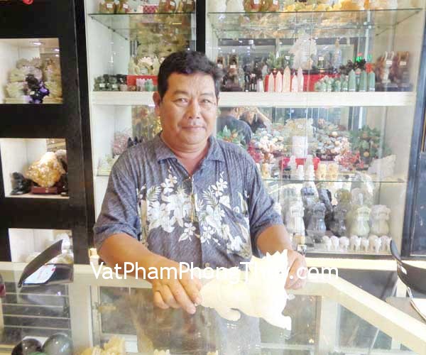 Chú Minh - khách hàng mua Tỳ hưu Bạch ngọc cõng vàng M010