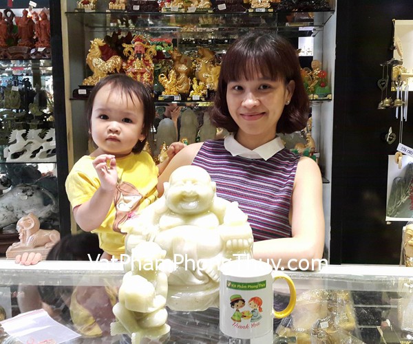 Chị Thắm - khách hàng mua tượng Phật Di Lặc cẩm thạch PDL-CTN và tượng khỉ cẩm thạch K666M