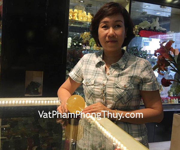 Chị Thơi - Khách hàng mua quả cầu thạch anh vàng non M191