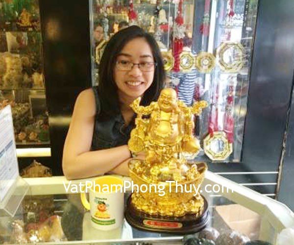 Chị Nhung- khách hàng mua phật di lặc gánh như ý trên nguyên bảo lớn G148A
