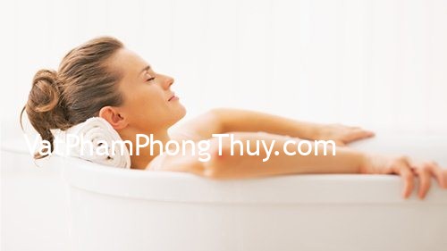 Portrait of young woman relaxing in bathtub