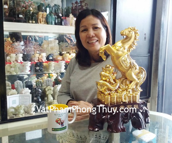 Cô Tuyết - khách hàng mua Ngựa vàng có kim nguyên bảo trên đống tiền vàng G108A