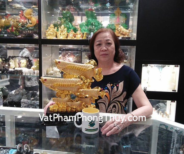 Cô Hoa - khách hàng mua tượng lục ngư vàng lướt sóng tiền C093A