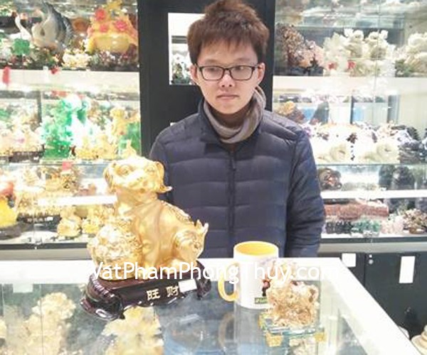 Anh Tùng - khách hàng mua tượng chó ôm mâm vàng C017A