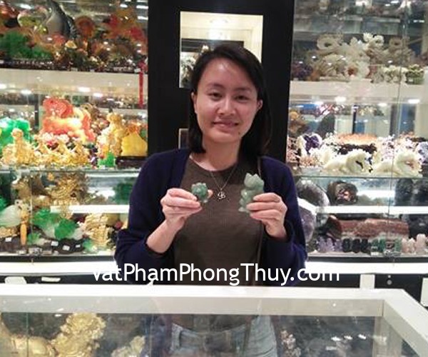 Chị Bình - khách hàng mua tượng mèo và heo đá ngọc Đông linh