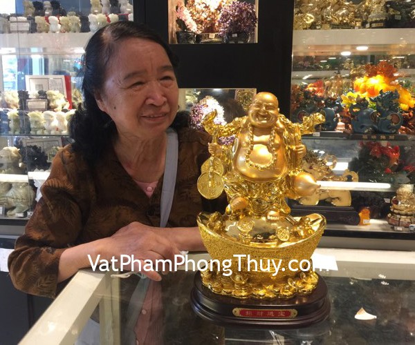 Bác Vân - khách hàng mua tượng phật di lặc vàng