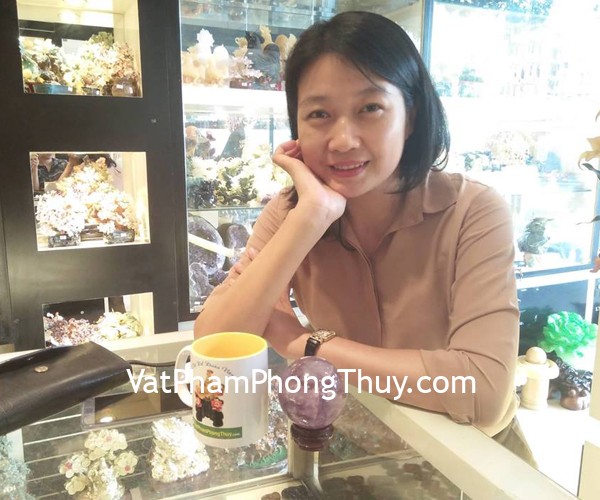 Chị Hà - khách hàng mua quả cầu thạch anh tím GM142-4052