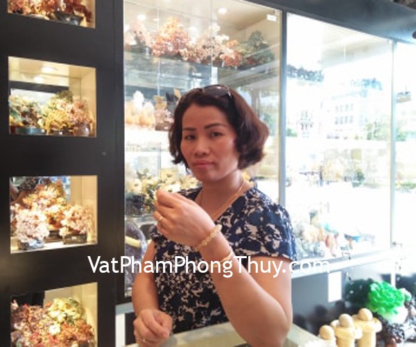 Chị Tuyết- khách hàng mua chuỗi thạch anh tóc vàng