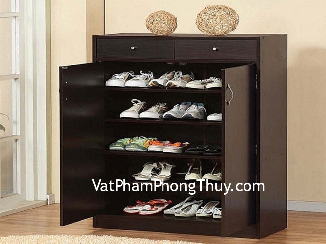 Để giày dép kiểu này bảo sao gia chủ mãi nghèo khó