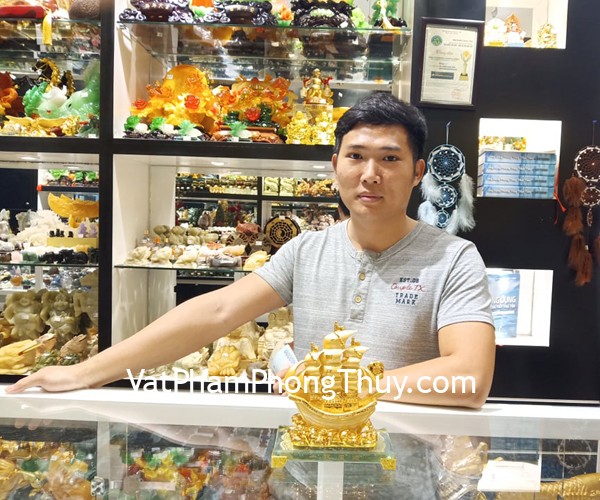 Anh Huỳnh - khách hàng mua thuyền buồm vàng LN145