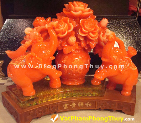 Giỏ hoa mẫu đơn và cặp voi màu cam - vatphamphongthuy.com