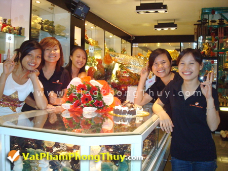 nhan vien vat pham phong thuy Cửa hàng Vật Phẩm Phong Thủy số 6 rộn ràng Khai Trương tại Hà Nội