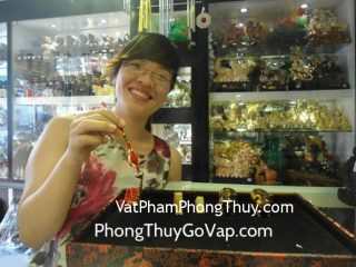Chị Tường Vi - khách hàng mua tỳ hưu đeo cổ S396, dây treo tiền dơi CC1159 và heo đá mắt mèo H077