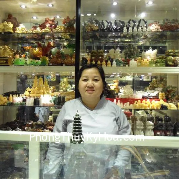 Chị Hồng - khách hàng mua Tháp Văn Xương Lam Ngọc M141