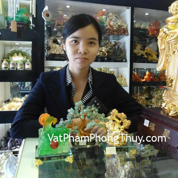 Chị Huỳnh Anh - khách hàng mua tượng Dê H102G, thiềm thừ A109 và cây tài lộc CA215