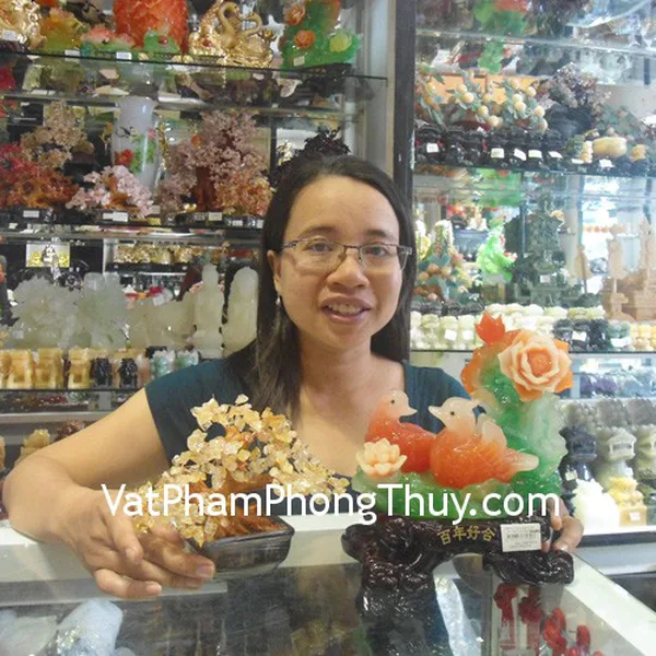 Chị Bích Hồng - khách hàng mua tượng uyên ương mẫu đơn H486G và cây tài lộc thạch anh vàng CA236