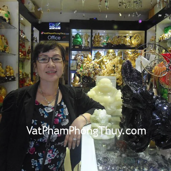 Cô Hạnh - khách hàng mua cặp tỳ hưu bắc kinh đen BKD-L và thiềm thừ cẩm thạch CTT-M