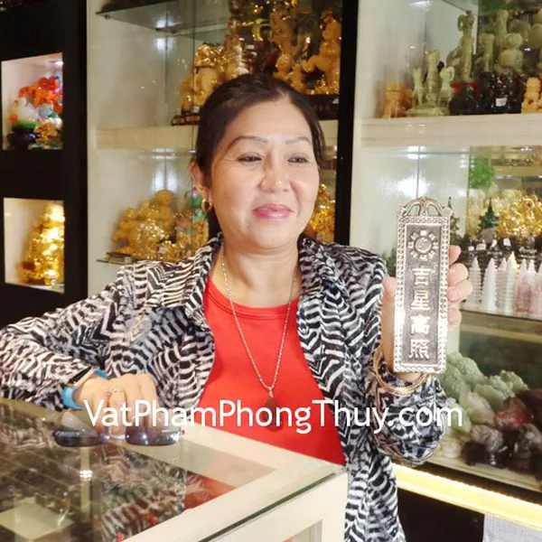 Cô Nghi - khách hàng mua Kim bài Cát tinh cao chiếu CC1162