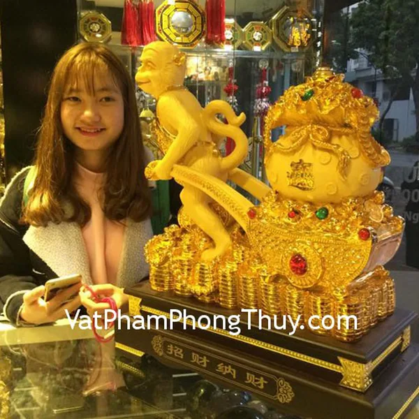 Chị Dung- khách hàng mua khỉ phát tài kéo túi vàng K023M
