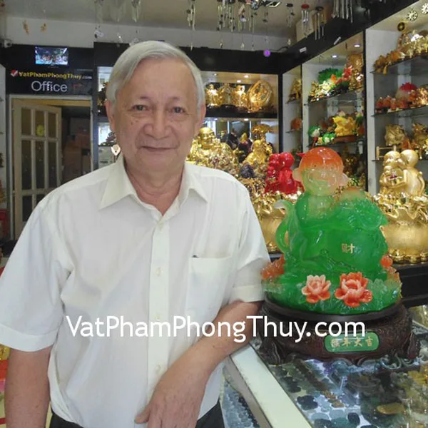 Chú Dũng - khách hàng mua tượng khỉ xanh ôm túi tài lộc K042M