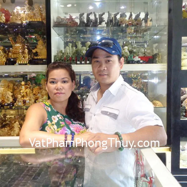 Vợ chồng anh Tùng - khách hàng mua Chuỗi hồng lục bảo ruby xanh S6124-5615, Chuỗi hồng lục bảo ruby đỏ S6109-3397, Chuỗi đá thanh kim Lapis  S6126-2957