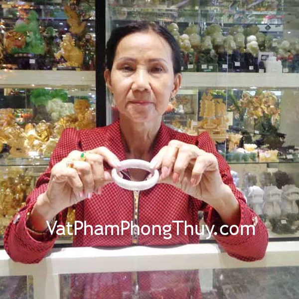 Cô Phấn - khách hàng mua Vòng ngọc Myanmar VM108-14350