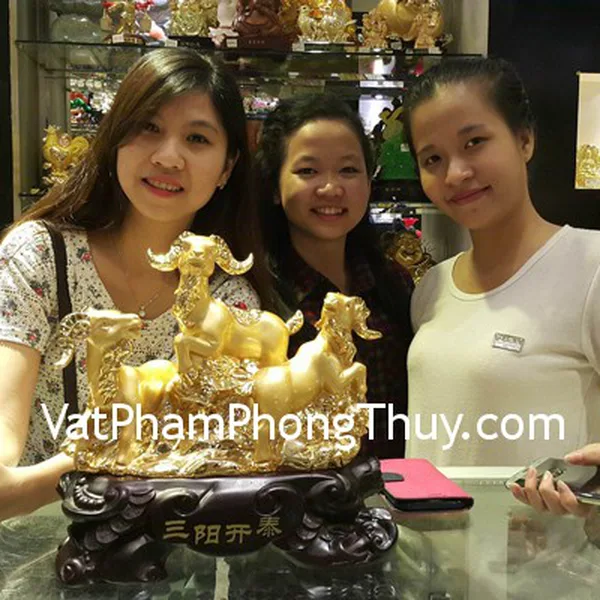 Chị Gấm - khách hàng mua tượng tam dương mạ vàng H048G