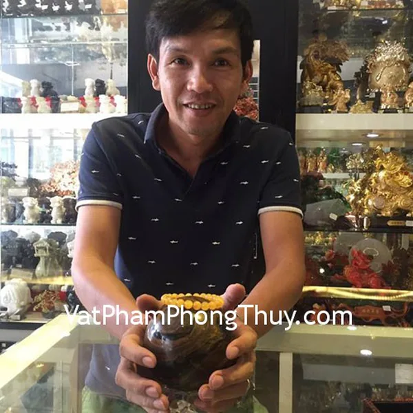 Anh Lâm - khách hàng mua chuỗi hổ phách S5001-10275 và quả cầu đá mắt mèo HM153-4652
