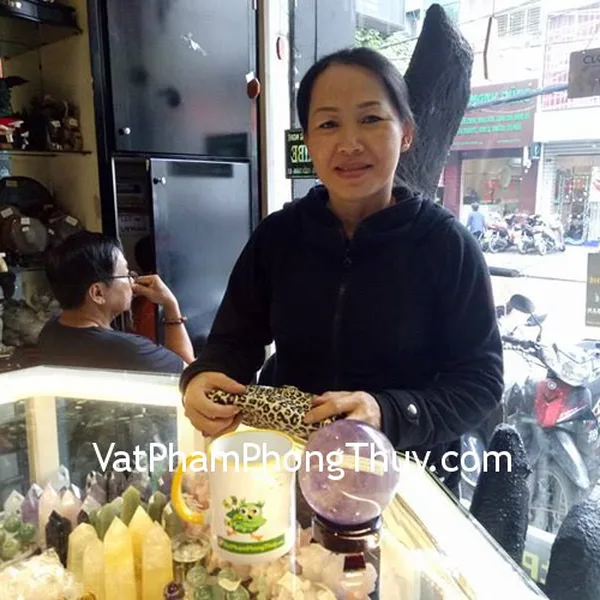 Cô Thanh - khách hàng mua quả cầu thạch anh tím GM142-11360