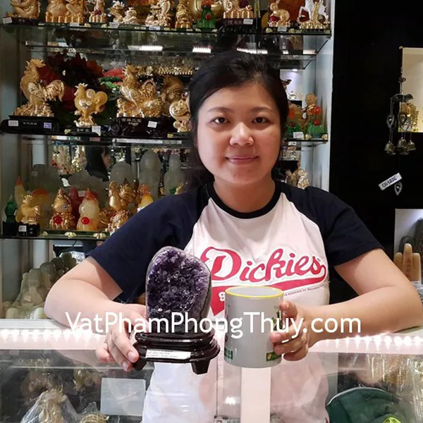 Chị Hiền - khách hàng mua bông thạch anh tím H089-2218, long quy hoàng long M146, quả cầu pha lê trắng K196M và bát quái lồi K1206