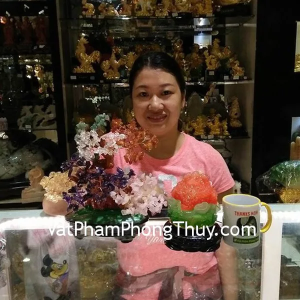 Chị Trang - khách hàng mua cây tài lộc ngũ hành KC037 và thiềm thừ đỏ trên sen K145M