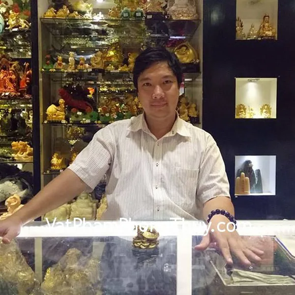 Anh Minh - khách hàng mua tượng long quy cõng con nhỏ D230